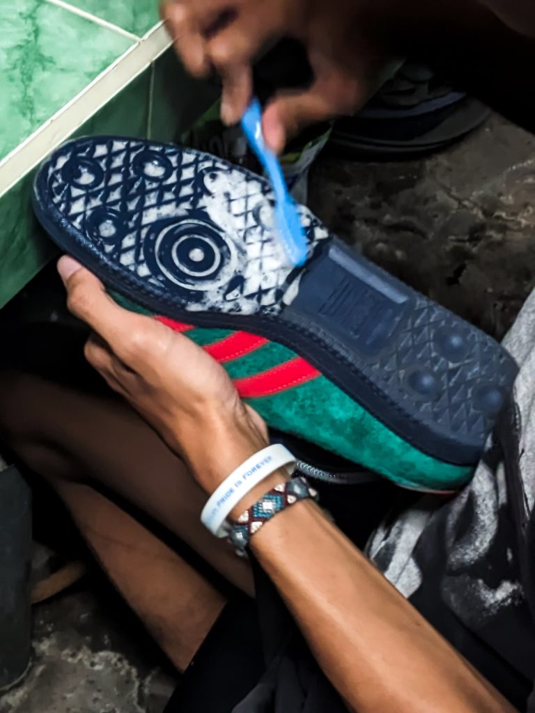 7 Tips Cuci Sepatu agar Awet dan Kinclong